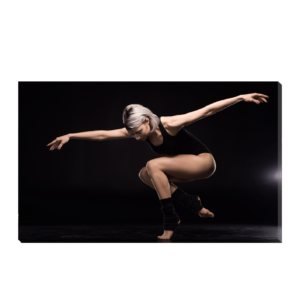 Mujer bailando en traje de cuerpo